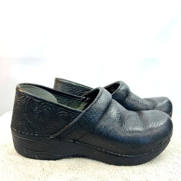 Dansko XP 2.0 Women's Comfort Black Floral Tooled Clog Sz 38 or 7.5 - Picture 1 of 11